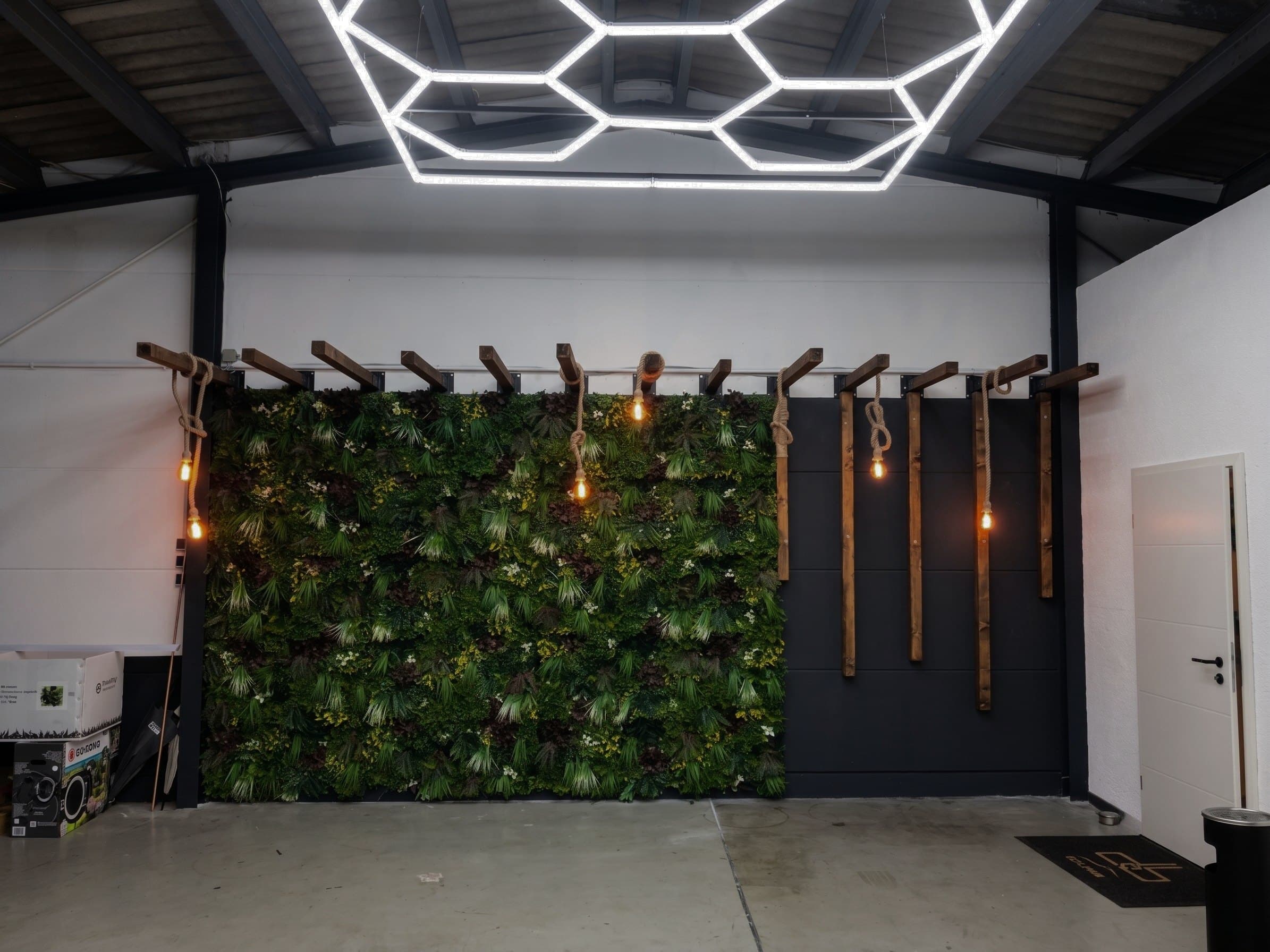 Autodetailing Studio: Hexagon LED-Deckeninstallation