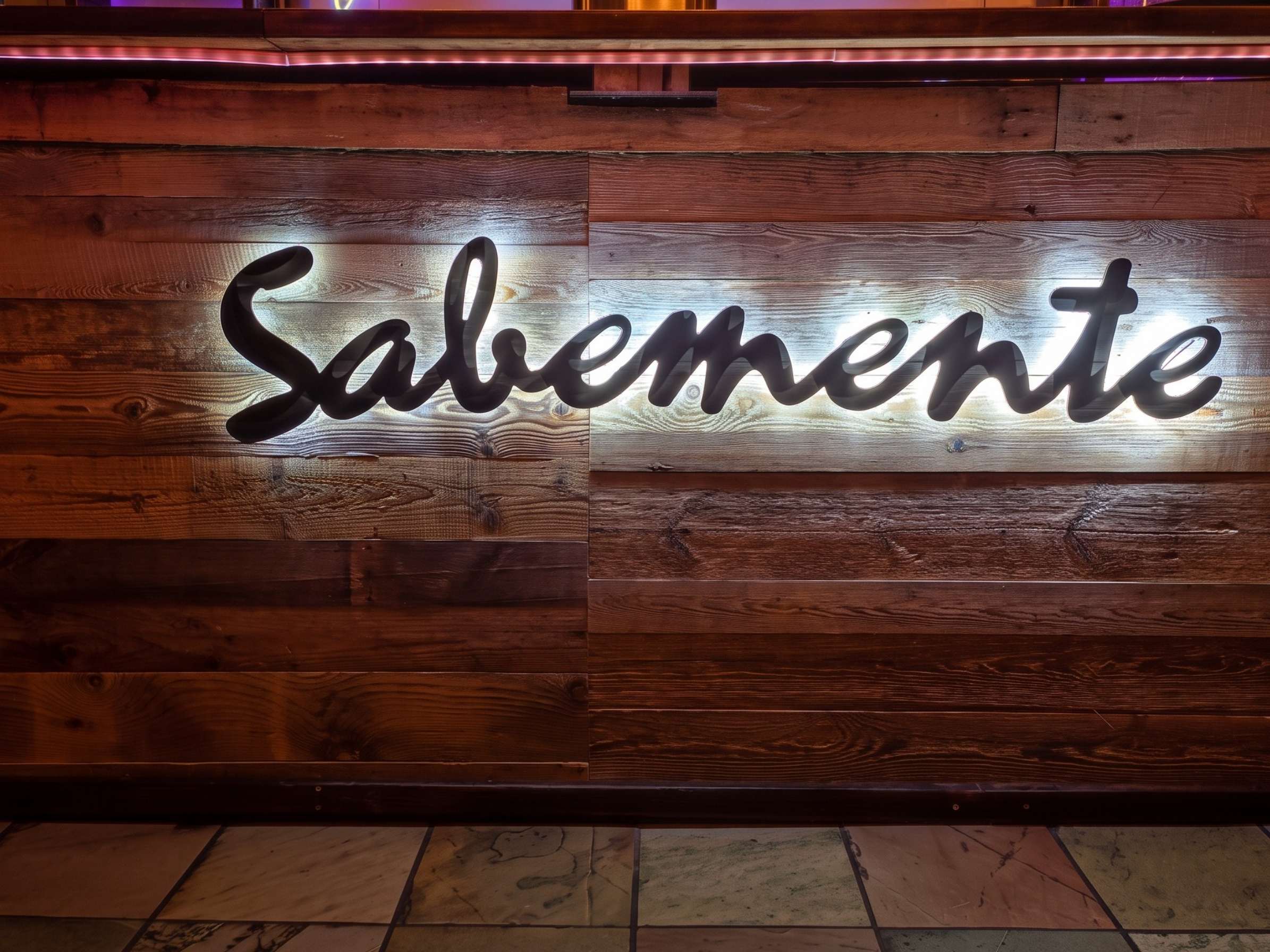 Sabemente: Hinterleuchtete Fräsbuchstaben - Bar & Restaurant